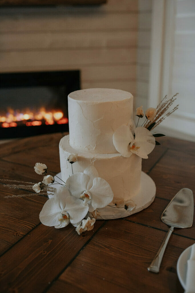 organic style wedding cake